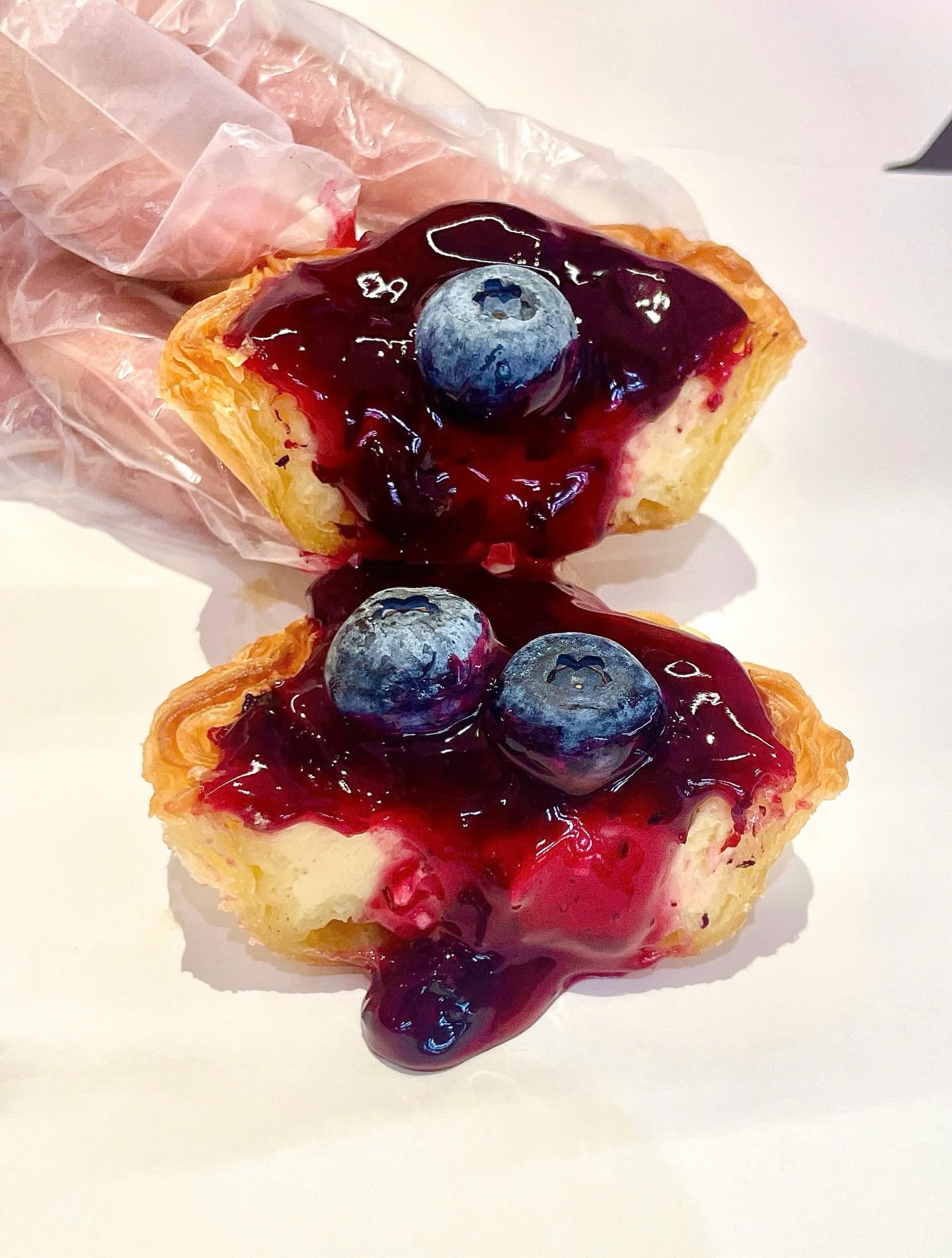 Phiên bản tart việt quất có vị chua ngọt vừa vặn nên người ăn không thấy ngấy