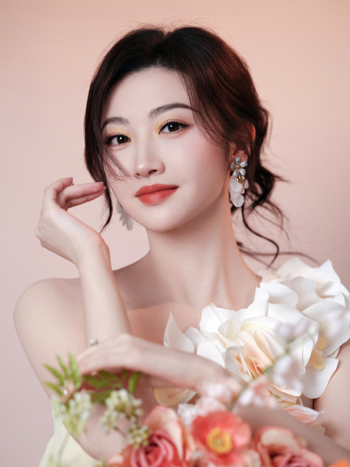   Từ ngôi sao có nhan sắc, được yêu mến, Cảnh Điềm đã khiến cuộc đời mình trở nên bết bát, lao dốc không phanh vì chuyện tình cảm ồn ào. Ảnh: Weibo.  