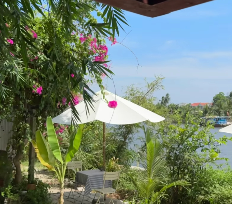 Theo những hình ảnh được đăng tải trên Instagram, quán theo đuổi phong cách sân vườn mộc mạc, tận dụng tối đa cây xanh và ánh sáng tự nhiên