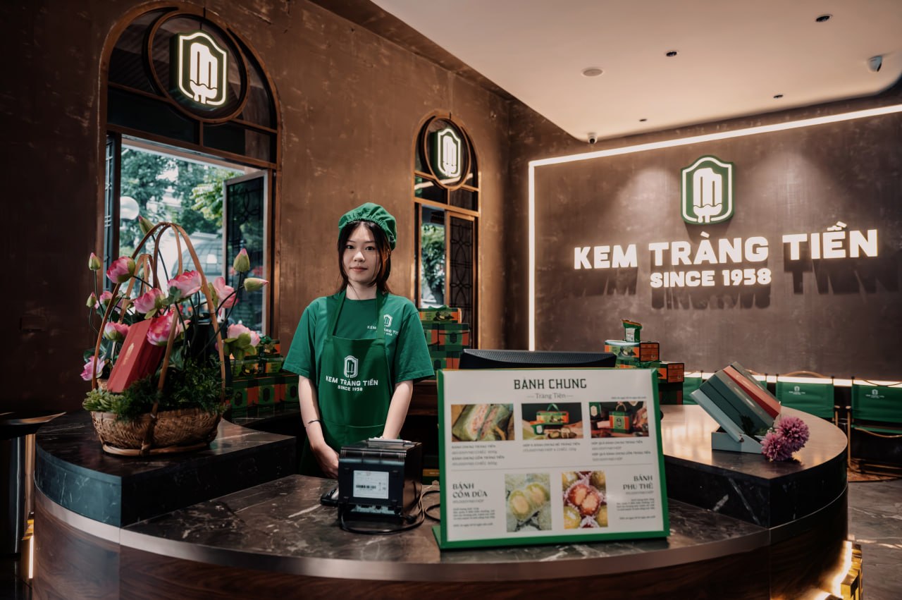 Không gian bên trong tiếp tục đi theo hướng hiện đại, có sự đầu tư rõ rệt về nhận diện thương hiệu.