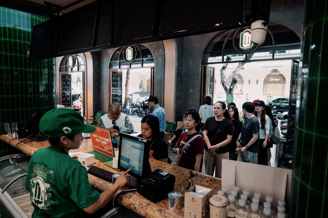 Dù hiện đại, khang trang và được đầu tư bài bản hơn, nhưng nơi đây vẫn giữ những dấu hiệu nhận diện quen thuộc của Kem Tràng Tiền.