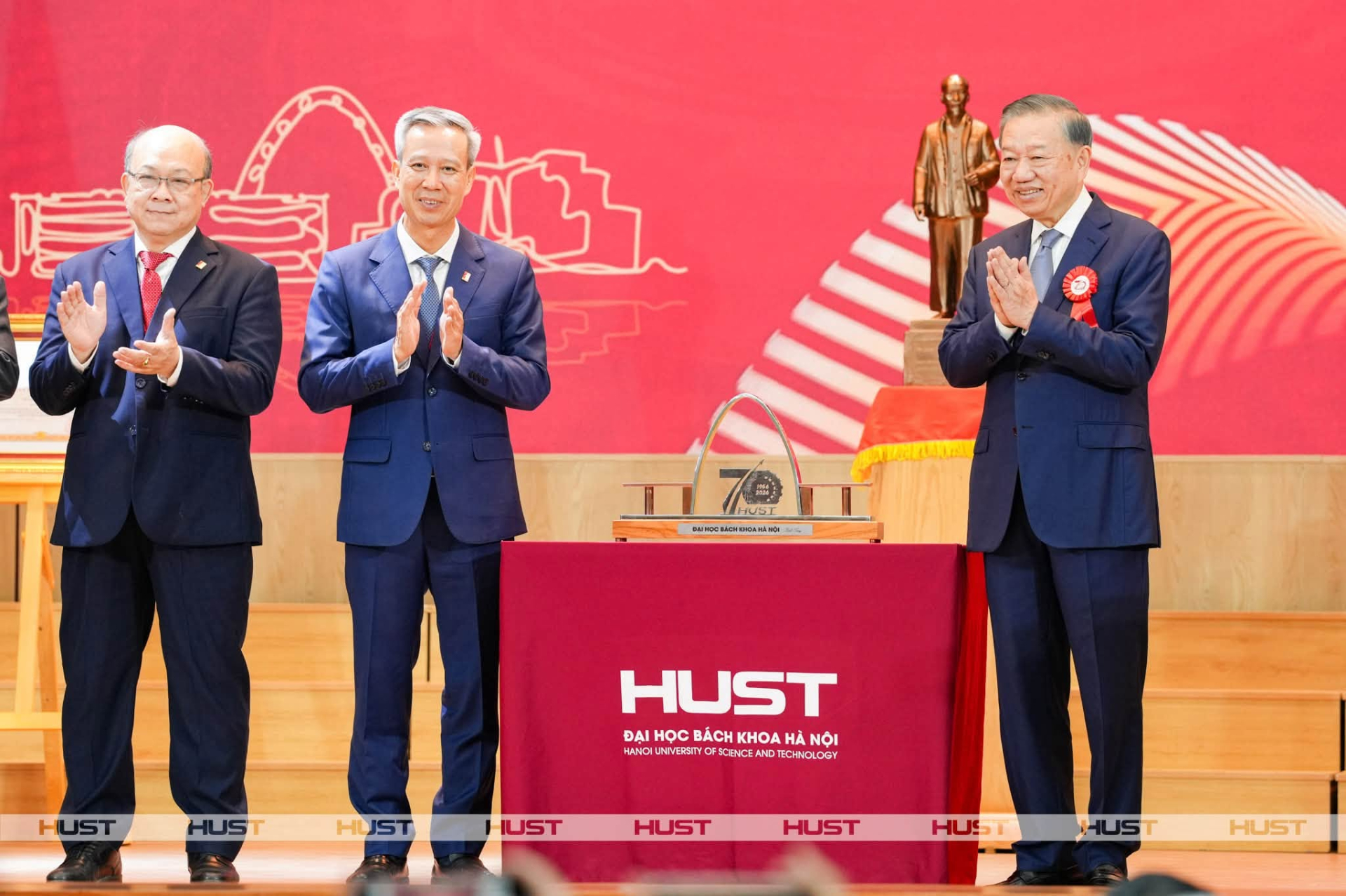 Tổng Bí thư, Chủ tịch nước Tô Lâm trao Huân chương Lao động hạng Nhất cho Đại học Bách Khoa Hà Nội (Ảnh: HUST)