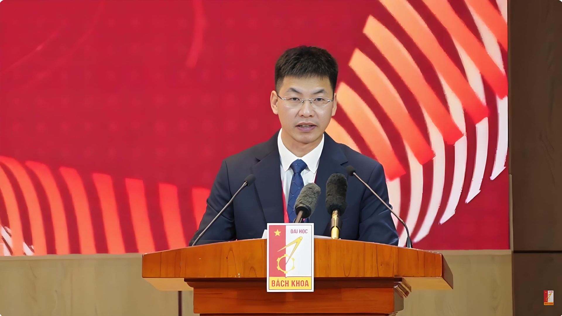 Tiến sĩ Trần Việt Hùng đại diện cựu sinh viên phát biểu tại Lễ kỷ niệm 70 năm thành lập (1956-2026) và đón nhận Huân chương Lao động hạng Nhất của Đại học Bách khoa sáng 15/10