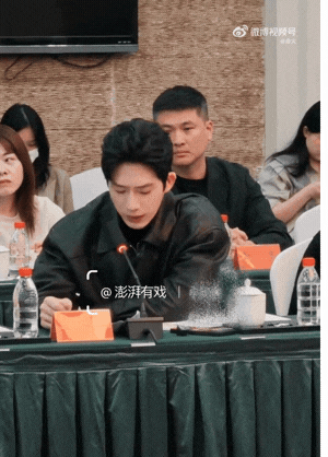 Tỉnh Bách Nhiên lên đồ bảnh bao, gây ấn tượng với visual siêu điển trai đến cam thường cũng chẳng thể dìm nổi. Ảnh: Weibo.