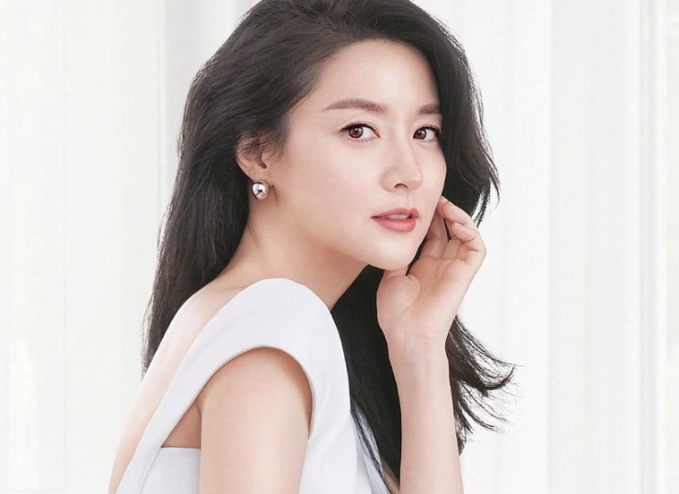 Gallery -  Tận mắt thấy nhan sắc “Nàng Dae Jang Geum” Lee Young Ae ngoài đời mà ngớ cả người  - image 3