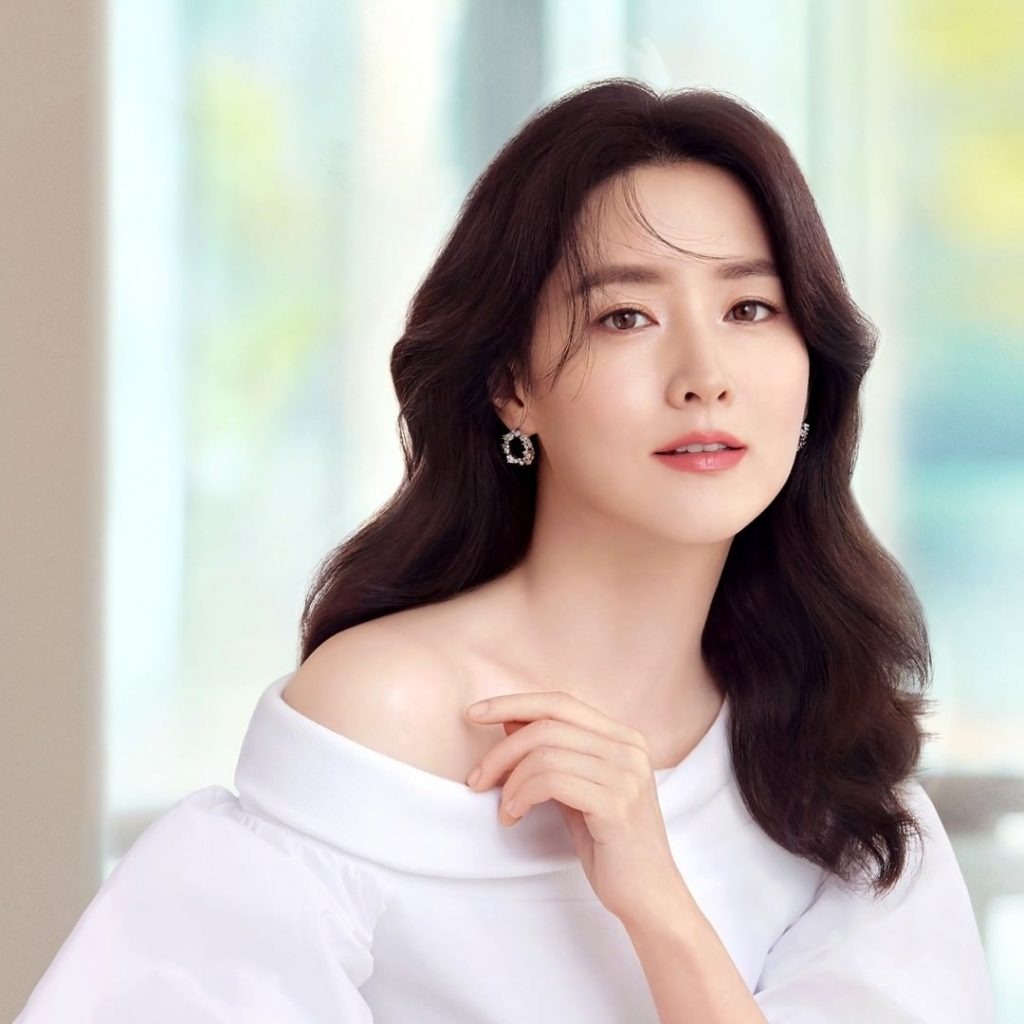 Gallery -  Tận mắt thấy nhan sắc “Nàng Dae Jang Geum” Lee Young Ae ngoài đời mà ngớ cả người  - image 7