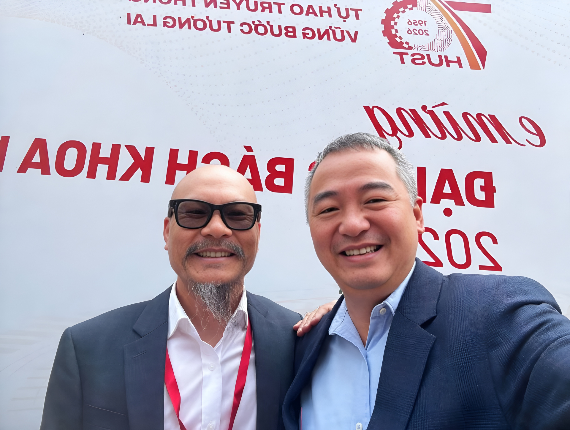 Bác sĩ Nguyễn Lân Hiếu chụp cùng ông Lữ Thành Long, Chủ tịch Hội đồng quản trị Công ty Cổ phần MISA tại lễ kỷ niệm 70 năm thành lập ĐH Bách khoa Hà Nội