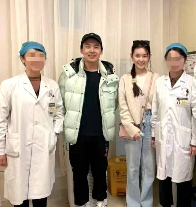 Cặp đôi từng chụp tấm ảnh kỷ niệm với bác sĩ nơi nam diễn viên đến phẫu thuật mắt. Ảnh: Sohu.