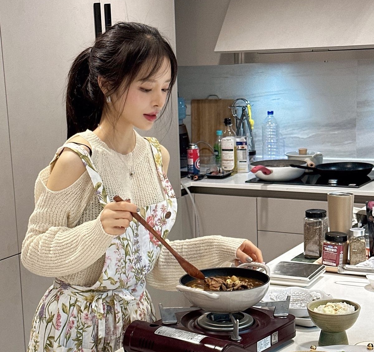 Nên kiểm tra nồi chảo thường xuyên và thay mới định kỳ để bảo vệ sức khỏe cả gia đình (Ảnh minh họa)