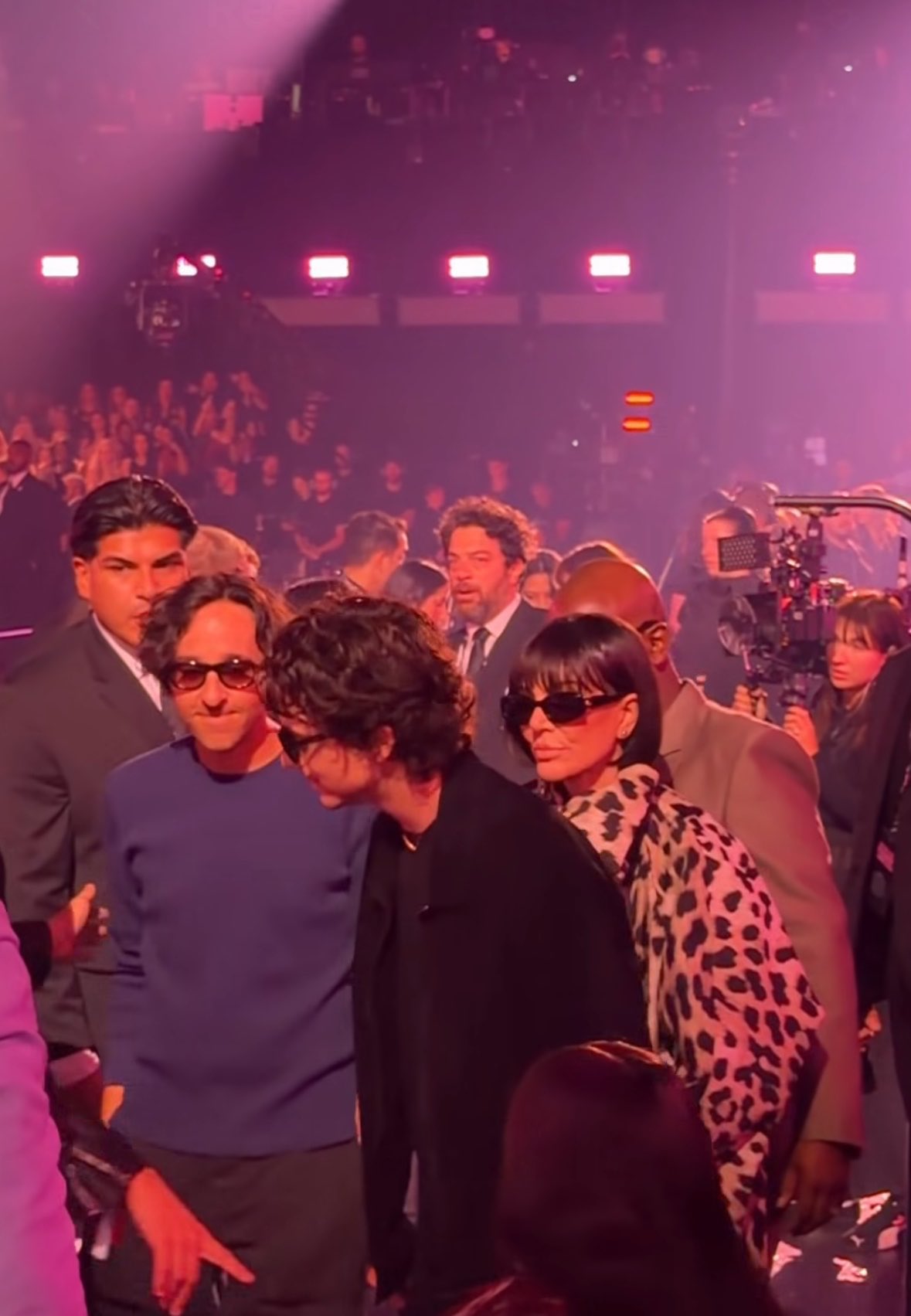 Timothée Chalamet hộ tống mẹ vợ đi xem các con gái trình diễn tại Victoria’s Secret Fashion Show 2026. Ảnh: X. 