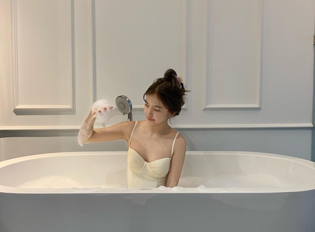 Chị em phụ nữ nên học cách tự kiểm tra vú thường xuyên, nhất là khi tắm rửa (Ảnh minh họa)