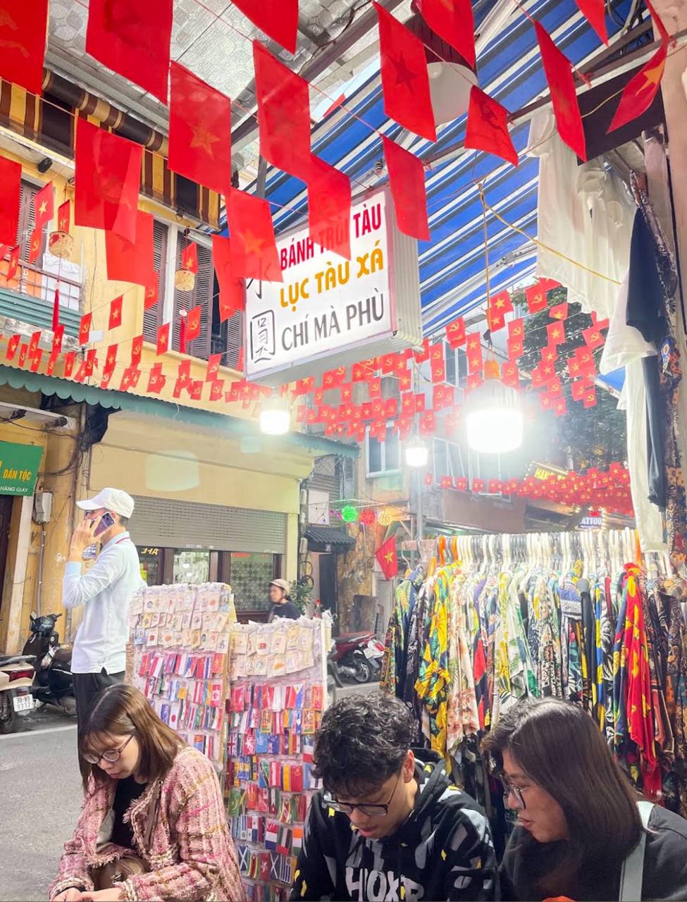 Hà Nội có hàng chè do vợ một nghệ sĩ cả nước đều biết mặt gây dựng, mỗi năm chỉ mở đúng 6 tháng rồi đóng cửa