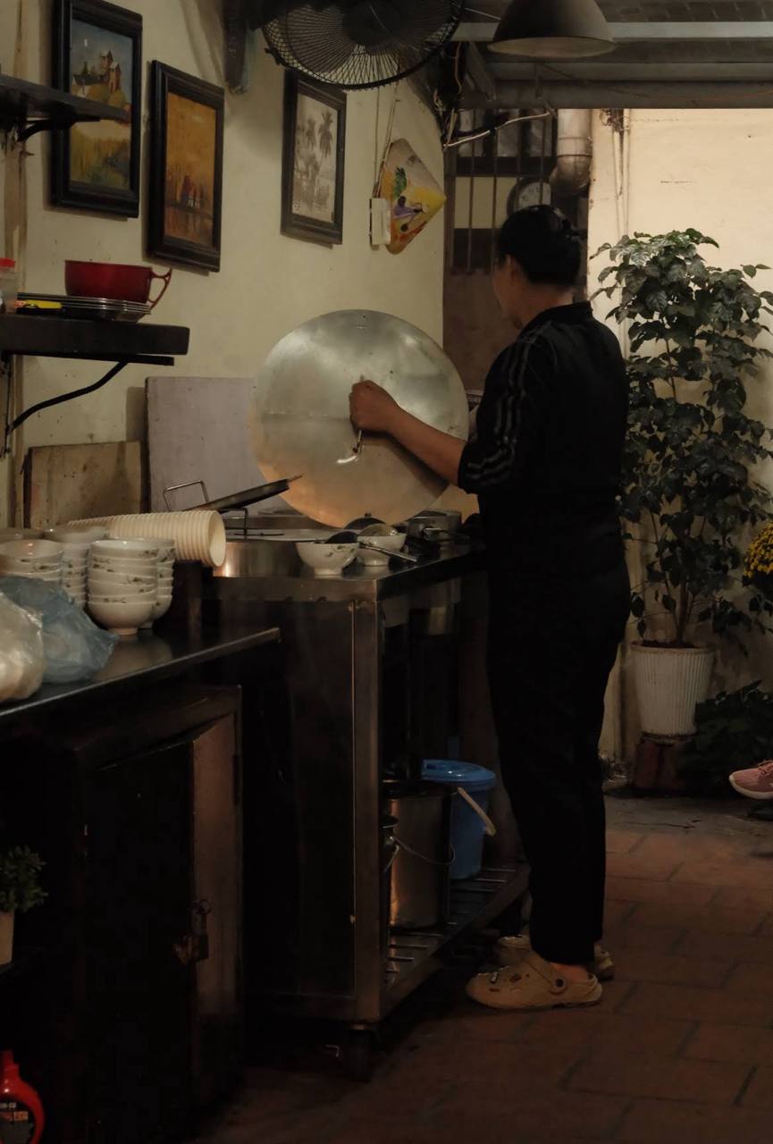 Tháng 10 không chỉ đánh dấu thời điểm giao mùa mà còn là lúc một hàng chè quen thuộc trở lại sau nhiều tháng vắng bóng. Ảnh: Duc Anh Lo Huu