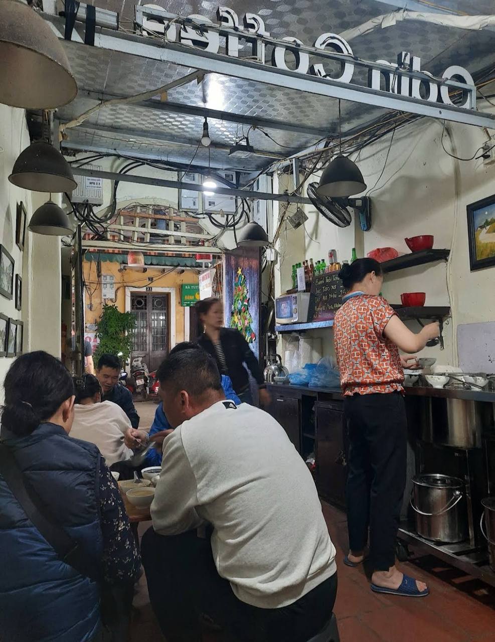 Thay vì mở cửa xuyên suốt để giữ khách, gia đình vẫn duy trì nhịp bán hàng theo mùa đã quen thuộc từ nhiều năm nay.