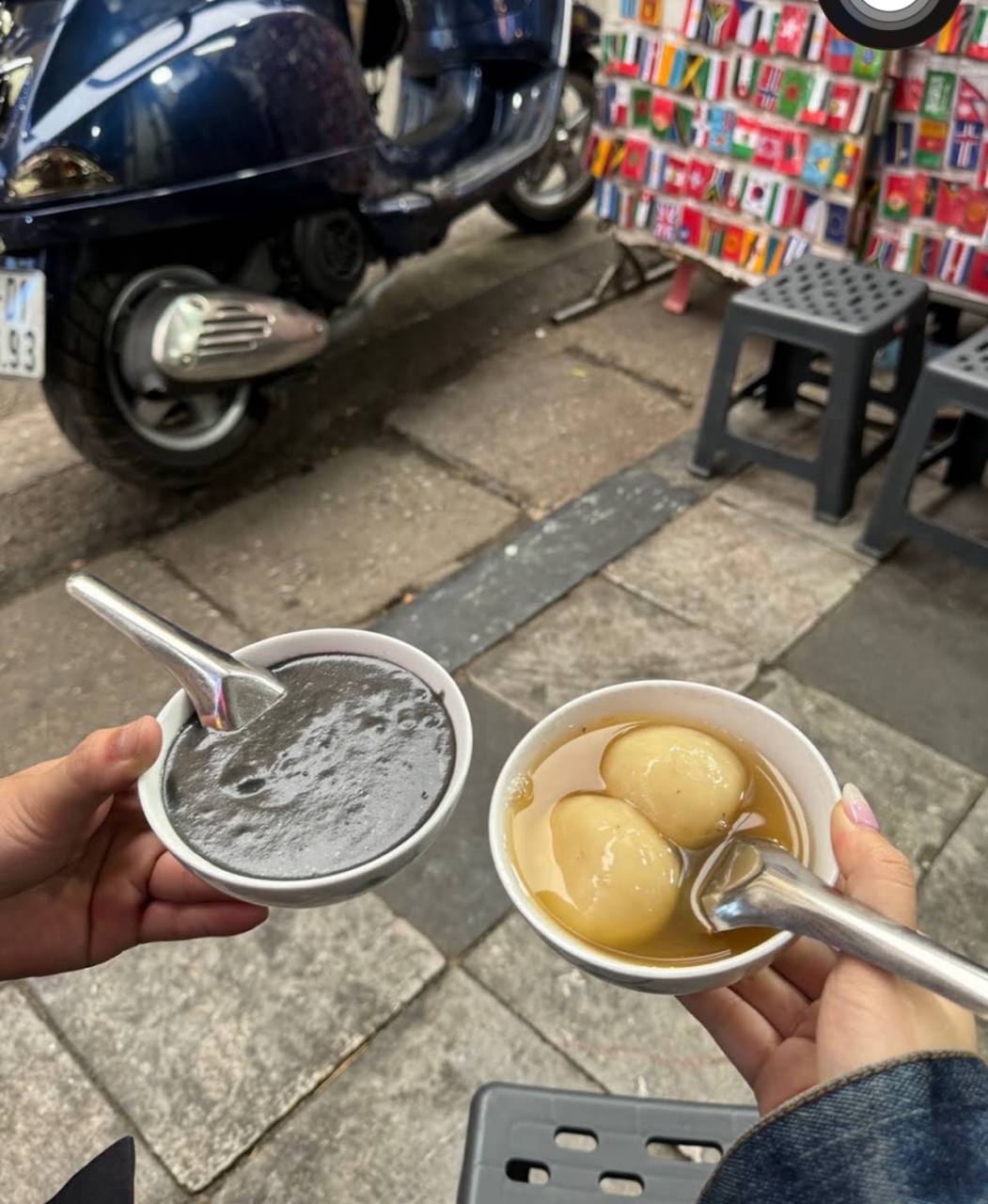 Chí mà phù gây chú ý bởi màu đen đặc trưng của mè đen xay nhuyễn.