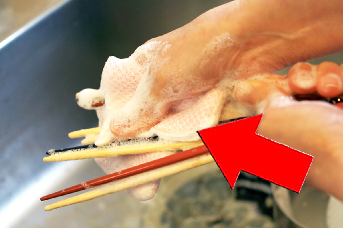 Nhớ rửa kỹ từng chiếc đũa thay vì rửa qua loa cả nắm đũa cùng lúc để bảo vệ sức khỏe (Ảnh minh họa)