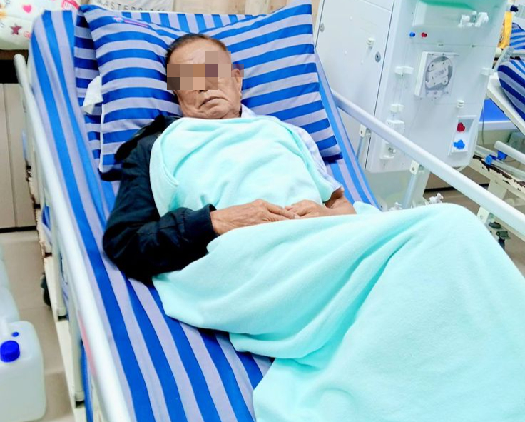 Người đầu tiên phát hiện ung thư gan trong gia đình này là ông nội, cũng là người luôn cho rằng nấm mốc trên đũa tre ăn được (Ảnh minh họa)