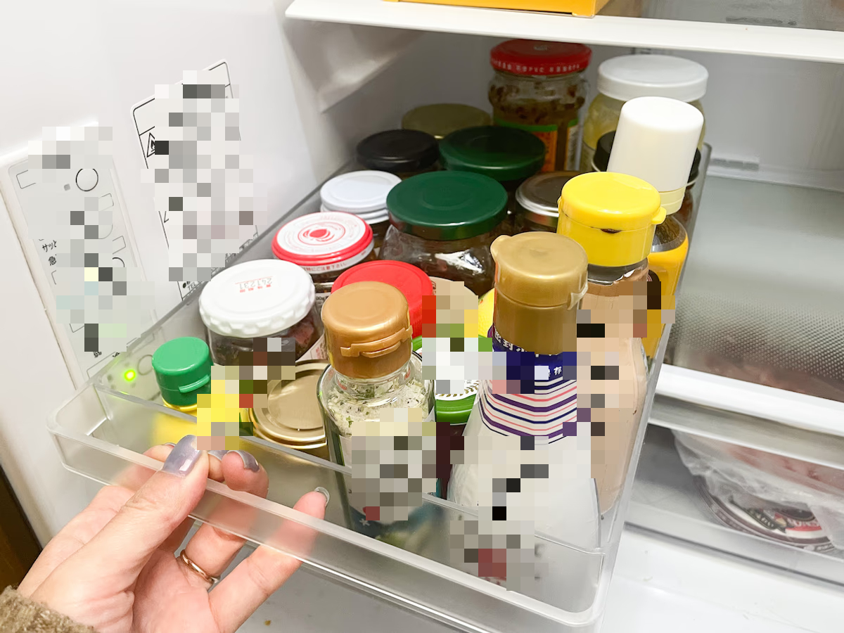 Có một số loại gia vị nhất định phải được bảo quản trong tủ lạnh, hãy đọc kỹ hướng dẫn từ nhà sản xuất (Ảnh minh họa)