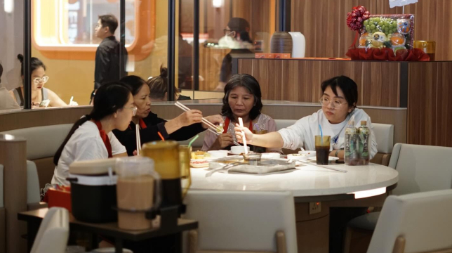 Mong muốn của khách hàng và phạm vi âm nhạc mà một cơ sở kinh doanh được phép sử dụng không phải lúc nào cũng trùng khớp. Ảnh: Haidilao Việt Nam