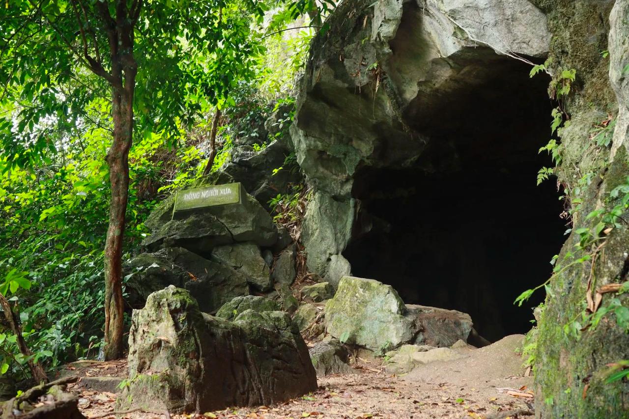 Cửa vào động Người Xưa. Ảnh: Dragon Travel