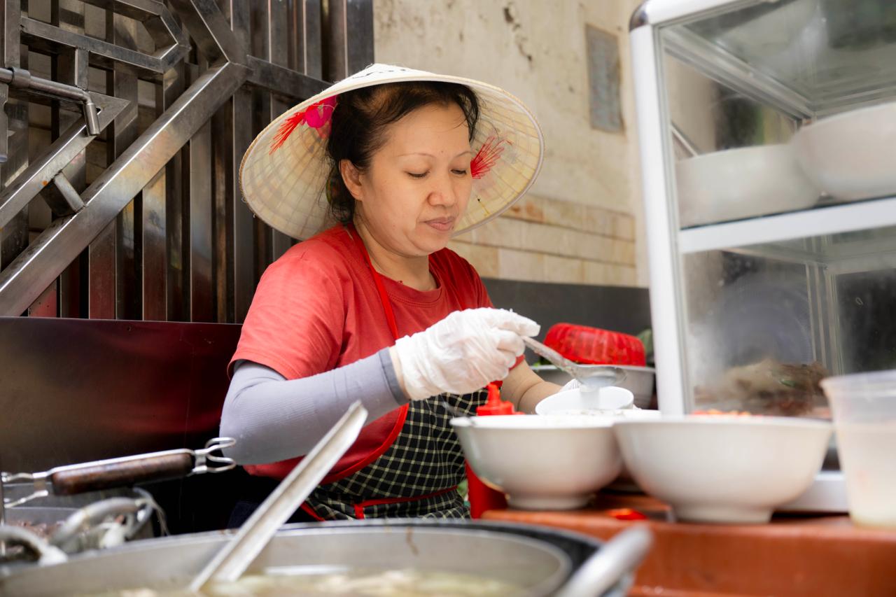 Bún ngan Nhàn ở ngõ Trung Yên cũng nhiều lần vướng tranh cãi vì cách phục vụ