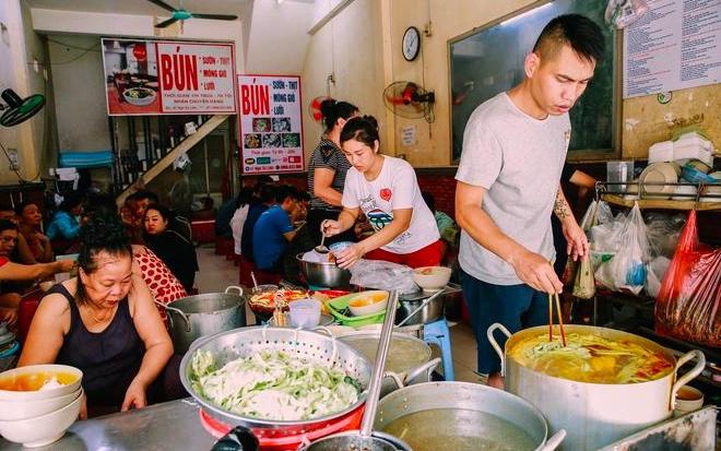 Nhắc đến những quán ăn gây tranh cãi ở Hà Nội, bún chửi Ngô Sĩ Liên và bún ngan Nhàn gần như là hai cái tên khó bỏ qua