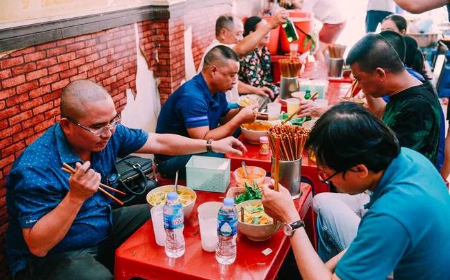 Không gian quán bún Ngô Sĩ Liên
