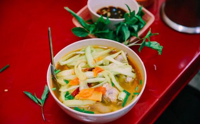 Bún Ngô Sĩ Liên được biết đến với những bát bún dọc mùng có nhiều thịt, sườn, móng giò hoặc lưỡi.
