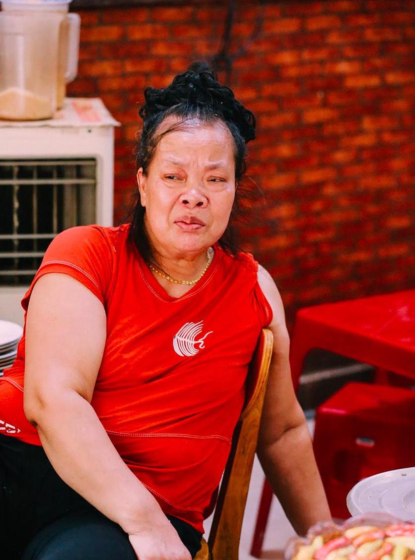 Cả bà Thảo - chủ quán bún Ngô Sĩ Liên lẫn bà Nhàn đều mang dáng vẻ của những người phụ nữ đã gắn bó lâu năm với công việc bán hàng.