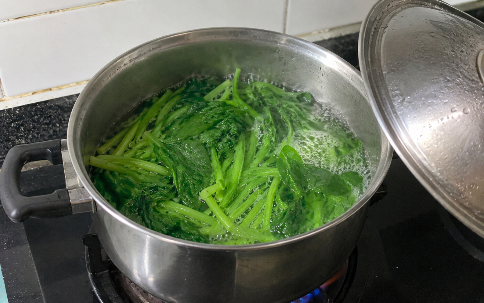 Luộc rau nên mở vung hay đậy vung?