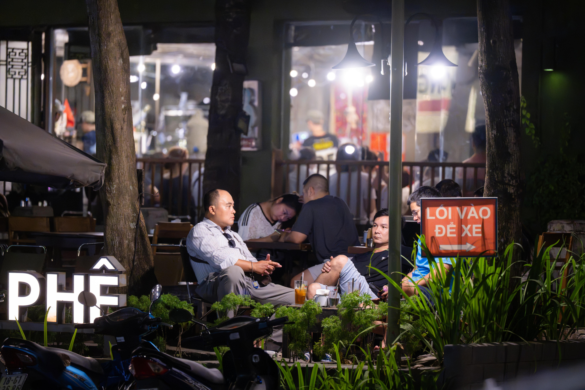 Cà phê ngoài trời đường Lê Quang Đạo thưa khách giữa mùa hoa sữa: Hương thu thơ mộng hay “thử thách” mỗi tối?