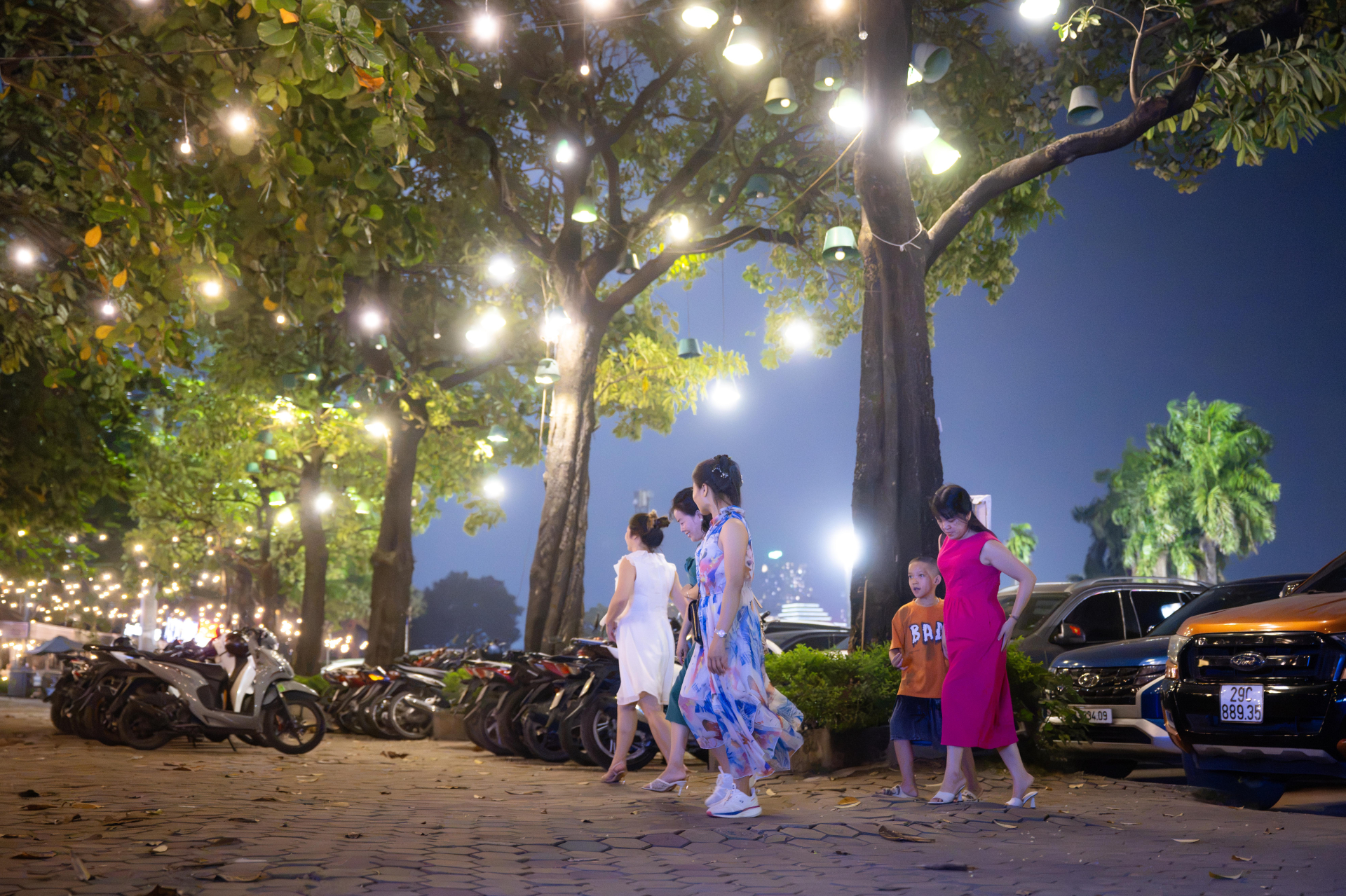 Cà phê ngoài trời đường Lê Quang Đạo thưa khách giữa mùa hoa sữa: Hương thu thơ mộng hay “thử thách” mỗi tối?