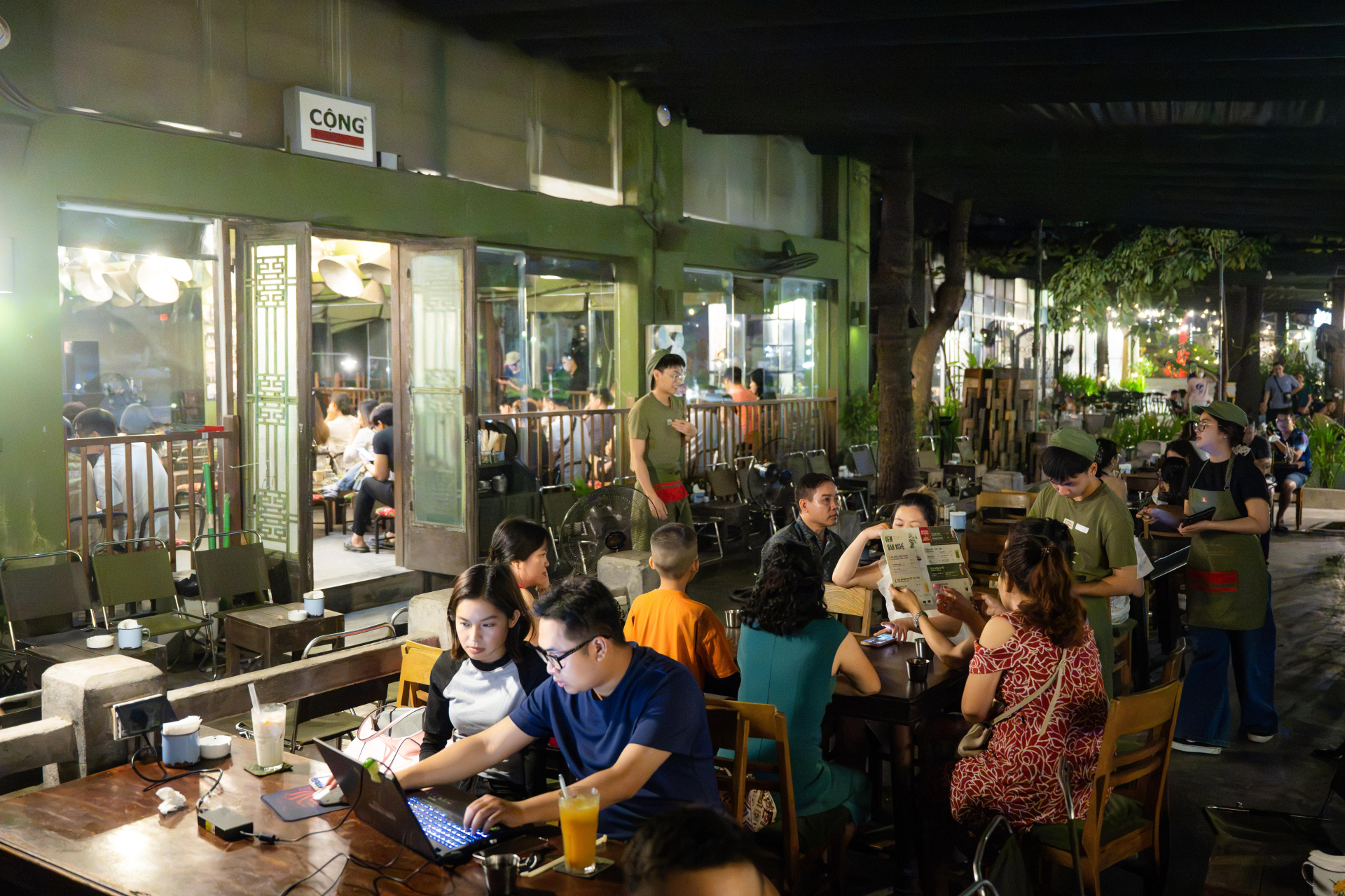 Cà phê ngoài trời đường Lê Quang Đạo thưa khách giữa mùa hoa sữa: Hương thu thơ mộng hay “thử thách” mỗi tối?