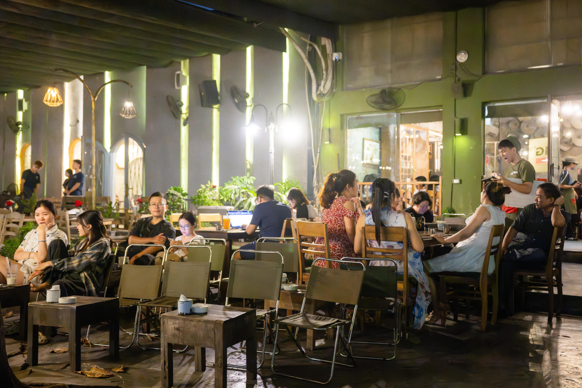 Cà phê ngoài trời đường Lê Quang Đạo thưa khách giữa mùa hoa sữa: Hương thu thơ mộng hay “thử thách” mỗi tối?