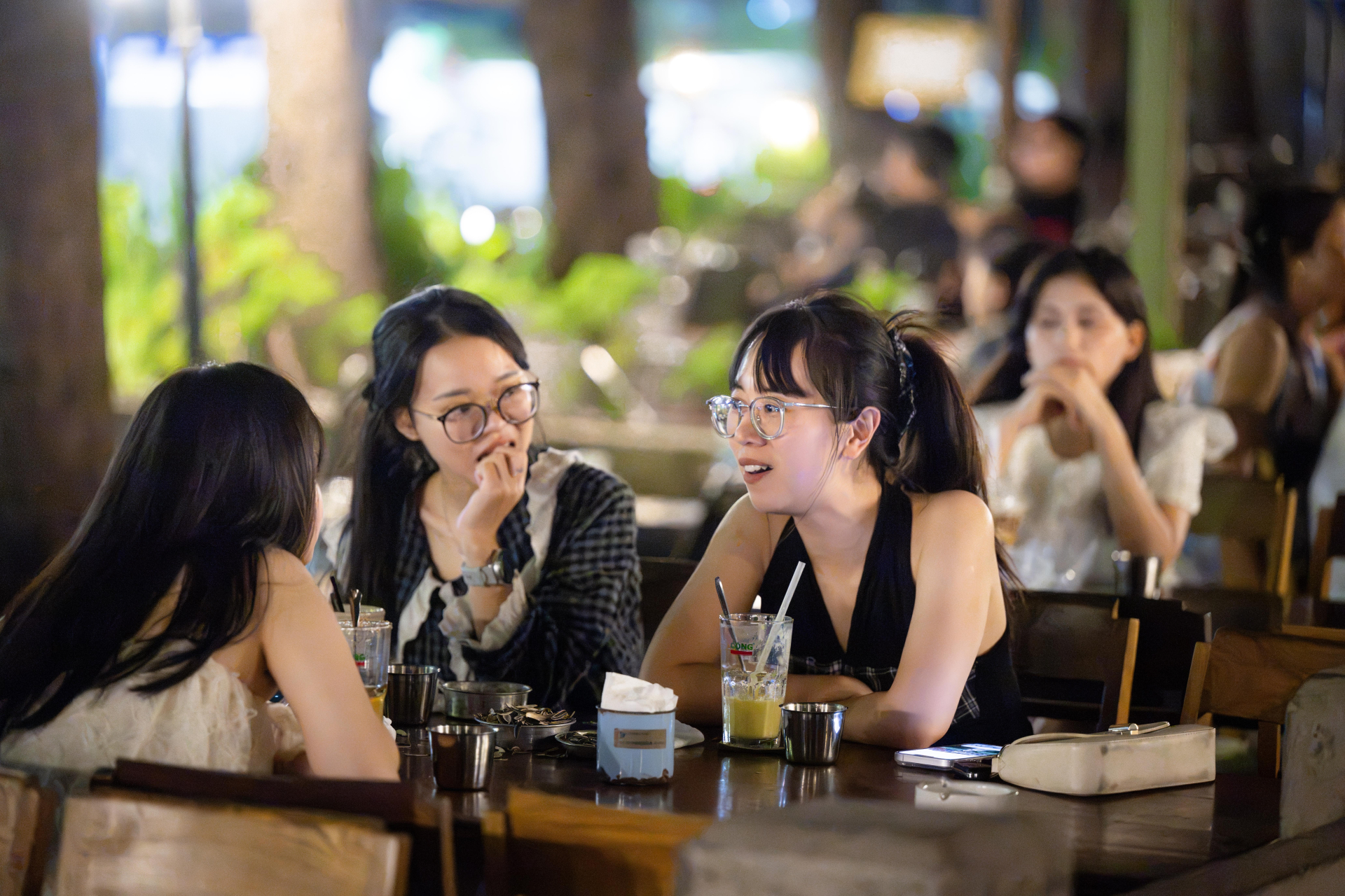 Cà phê ngoài trời đường Lê Quang Đạo thưa khách giữa mùa hoa sữa: Hương thu thơ mộng hay “thử thách” mỗi tối?