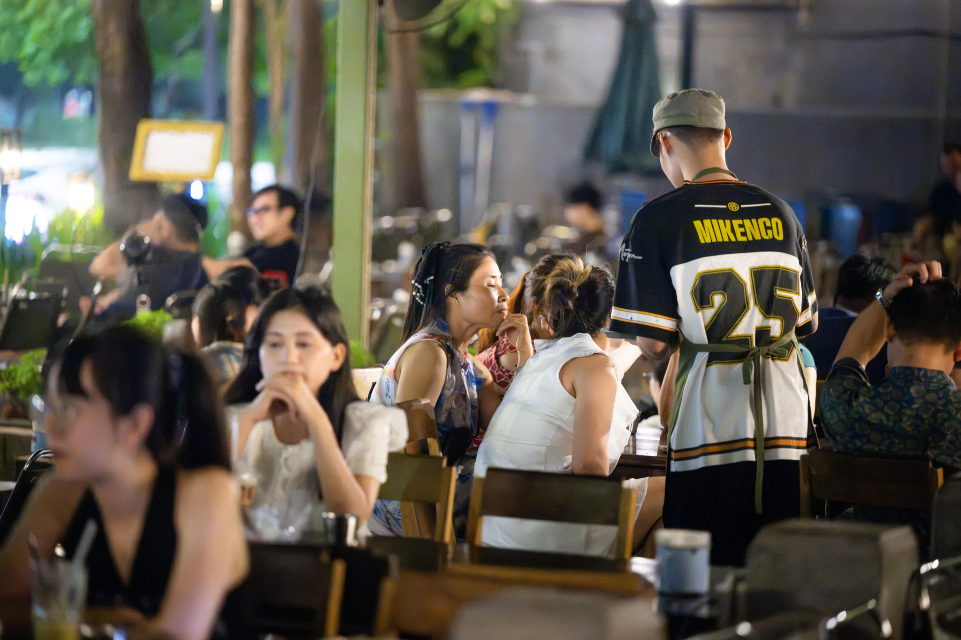 Cà phê ngoài trời đường Lê Quang Đạo thưa khách giữa mùa hoa sữa: Hương thu thơ mộng hay “thử thách” mỗi tối?