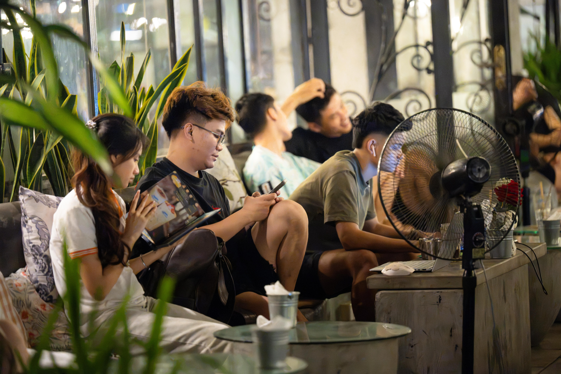 Cà phê ngoài trời đường Lê Quang Đạo thưa khách giữa mùa hoa sữa: Hương thu thơ mộng hay “thử thách” mỗi tối?