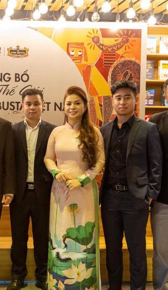   Đặng Lê Trung Nguyên (bên trái) và Đặng Lê Bình Nguyên (bên phải) lần đầu xuất hiện bên cạnh bà Lê Hoàng Diệp Thảo trong sự kiện nhận kỷ lục thế giới cho cà phê Robusta Việt Nam (Ảnh: Lê Hoàng Diệp Thảo)  