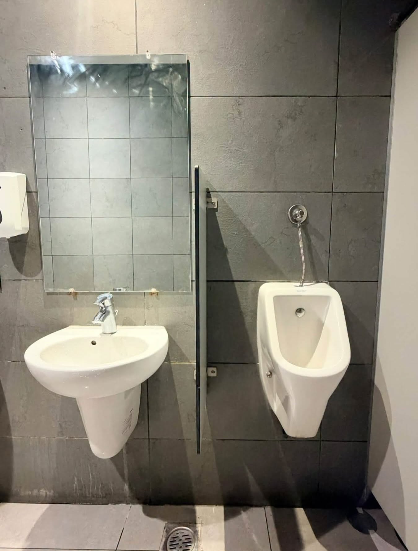 Hài hước nhất trong bài đăng có lẽ là câu chuyện về nhà vệ sinh. 