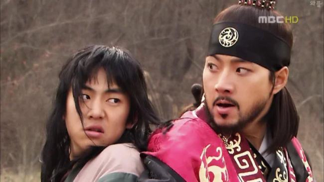 Trong truyền thuyết Jumong, Ahn Yong Joon đảm nhận vai con trai của Jumong (Song Il Gook thủ vai) và Ye So Ya (Song Ji Hyo thủ vai). Ảnh: Naver