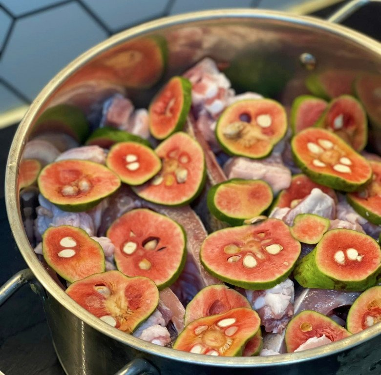 Loại quả nằm lẫn ở hàng rau là