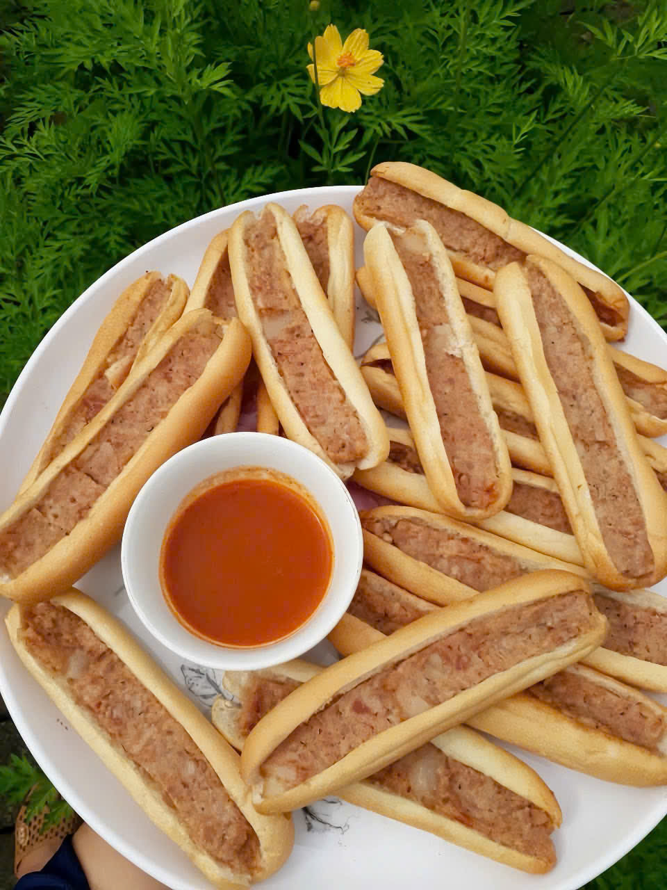 Những chiếc bánh nhỏ, thon dài có lớp vỏ giòn, phần nhân pate béo thơm và thường được ăn kèm chí chương