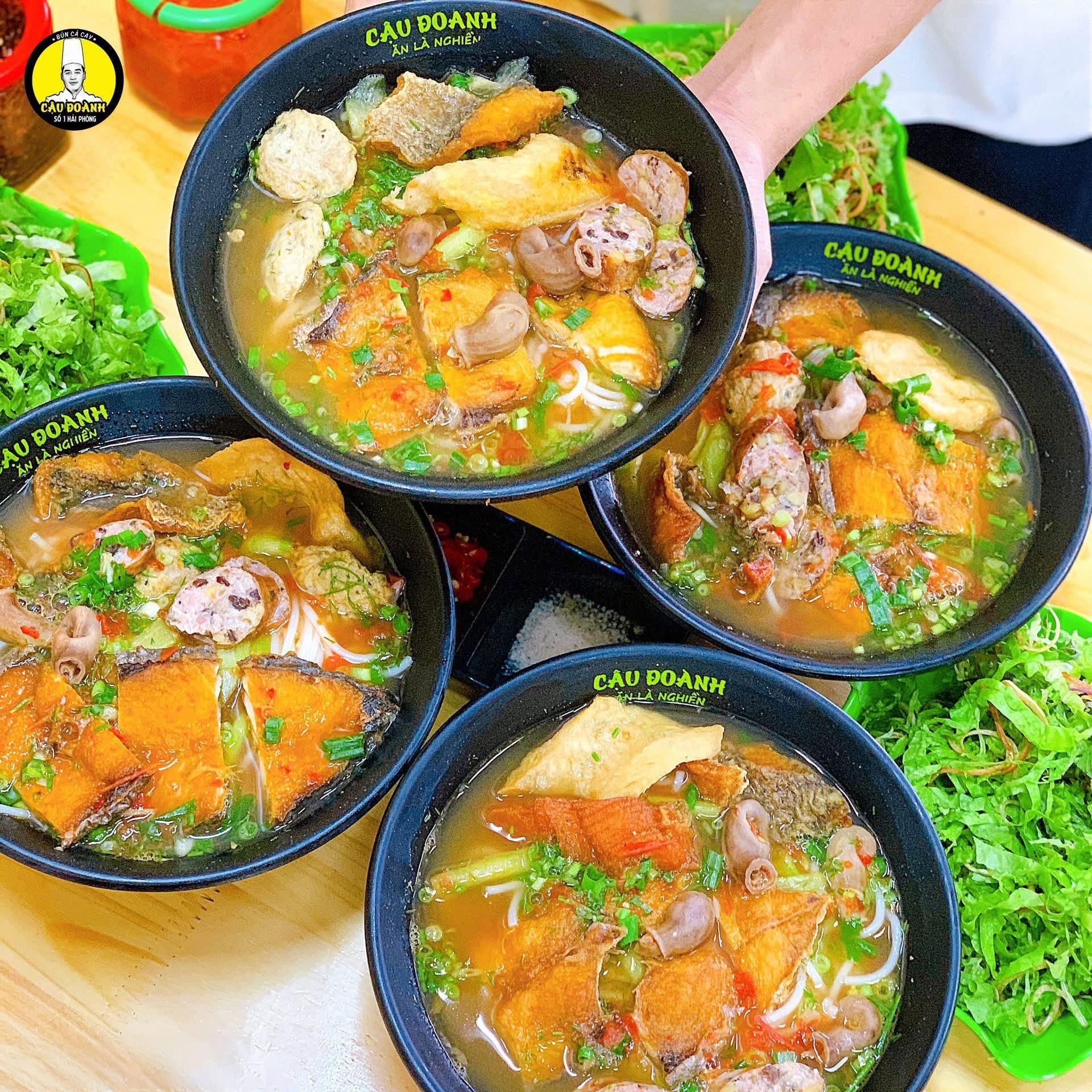 Bún cá cay là món ăn phù hợp với những ai yêu thích hương vị đậm đà, có chút cay nồng và thường được dùng khi còn nóng.