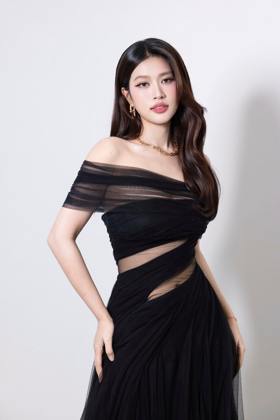 Soi style nữ chính phim Việt dẫn đầu phòng vé: