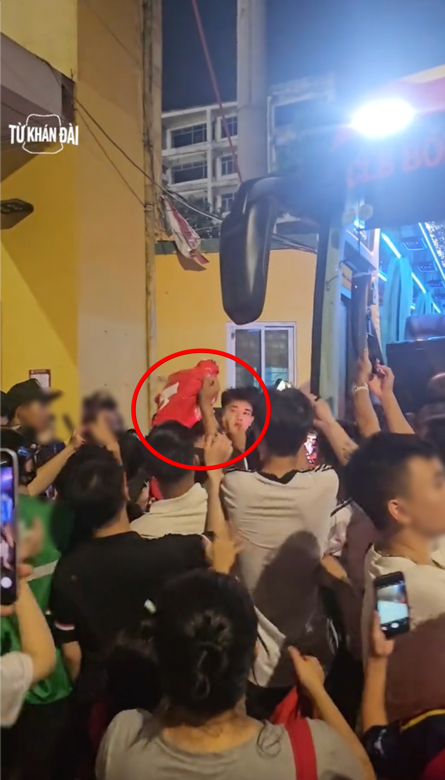 Đình Bắc giơ túi áo màu đỏ đưa cho người thân (Ảnh cắt từ clip/ @tukhandai)