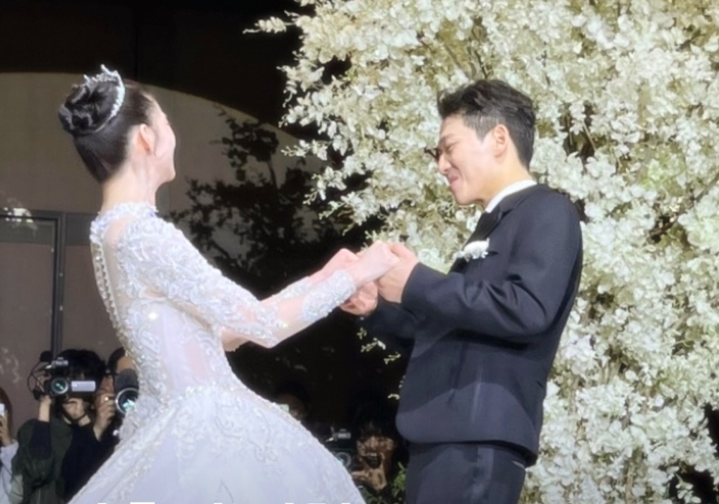 Cặp đôi vừa làm đám cưới cách đây 5 ngày. Ảnh: Naver