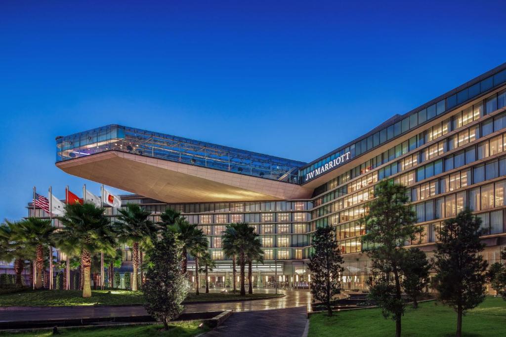 JW Marriott Hanoi có vị trí gần với sân vận động Mỹ Đình - địa điểm tổ chức 2 đêm concert của nhóm