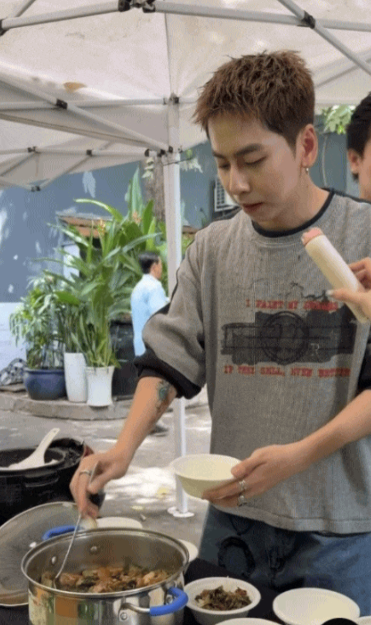 Nam ca sĩ Việt nổi tiếng đẹp trai không tuổi nay đi bưng bún bò, còn mặc cả với chủ quán xin giảm giá