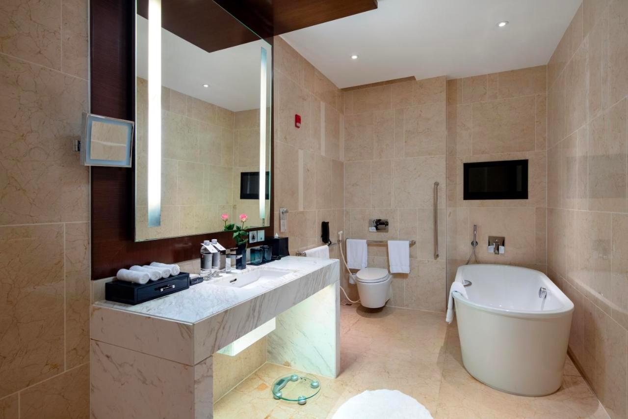 Nhà vệ sinh hiện đại với gam màu sáng