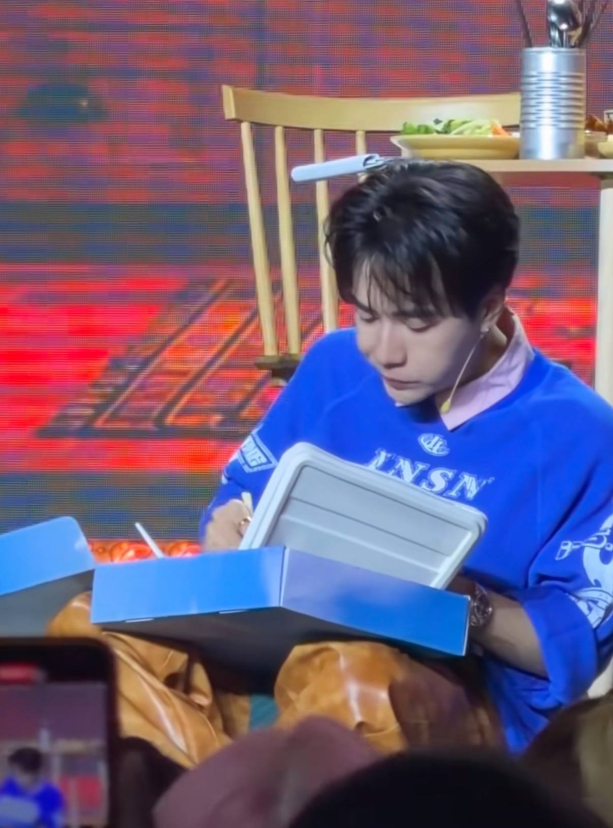 Nam ca sĩ Việt nổi tiếng đẹp trai kh&ocirc;ng tuổi nay đi bưng b&uacute;n b&ograve;, c&ograve;n mặc cả với chủ qu&aacute;n xin giảm gi&aacute;- Ảnh 16.